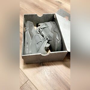 Jordan 4 never wore outside worn once